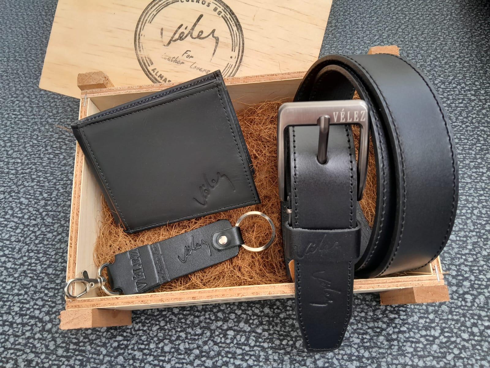 Trio Vélez Correa Costura ancha 3,4 cm + Billetera + Llavero Hombre todo en Cuero Estuche de madera (CZ)